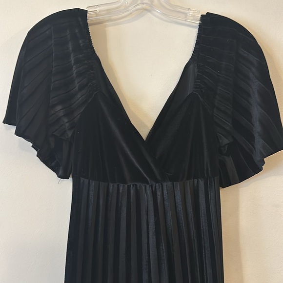 ASOS DESIGN twist back pleated empire waist velvet maxi dress in Black - Picture 7 of 14